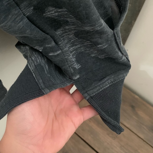 Woman’s very comfortable hoodie - Picture 9 of 10